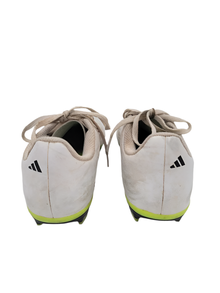 Soccer Cleats / Black Stripes