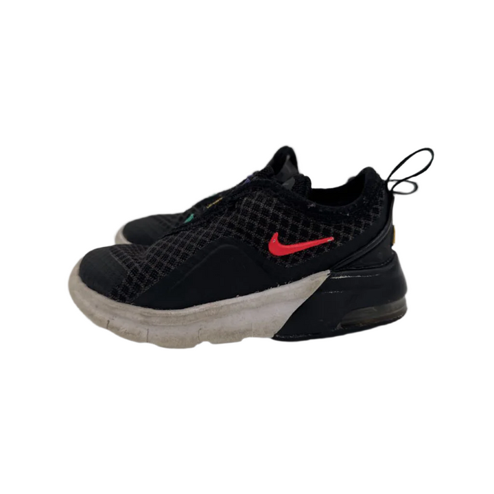 Slip On Sneakers / Red Swoosh