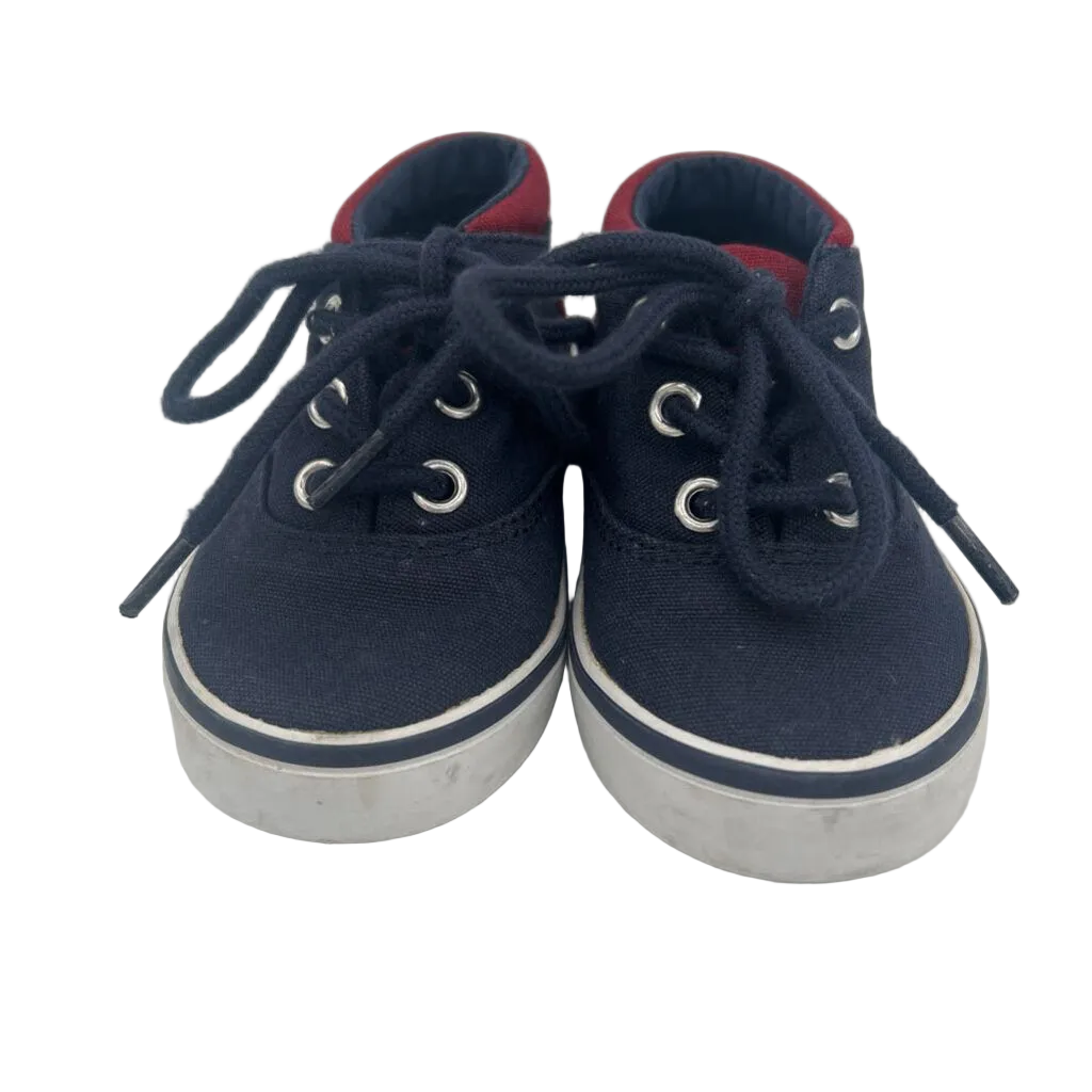 Sneaker with laces