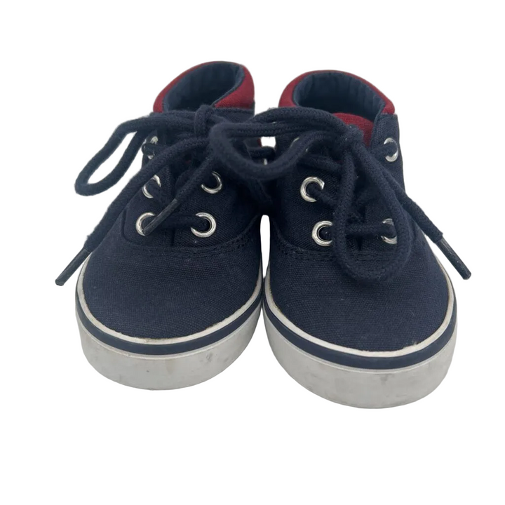 Sneaker with laces