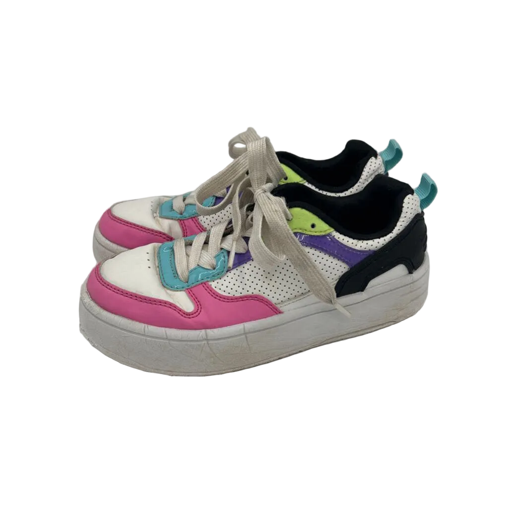 Tennis Shoes/Lace