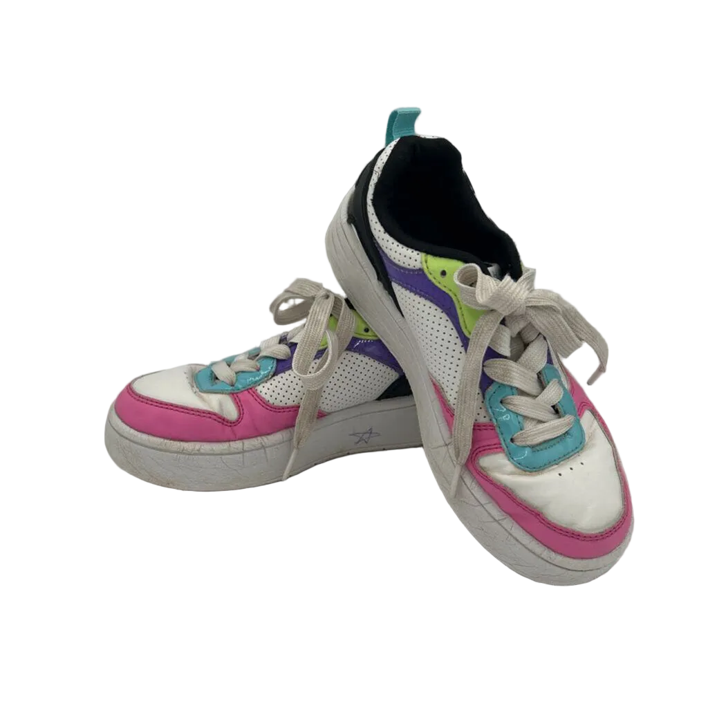 Tennis Shoes/Lace