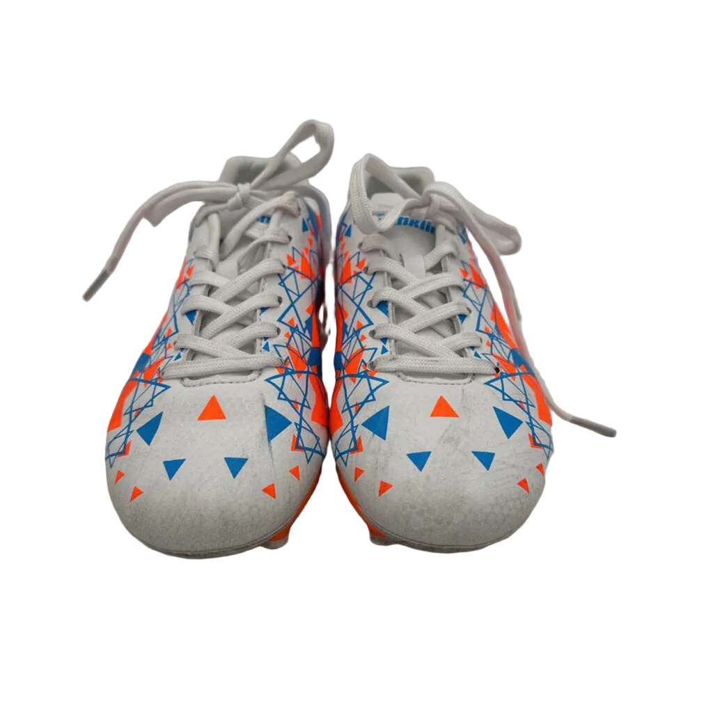 Soccer Cleats / Triangle Pattern