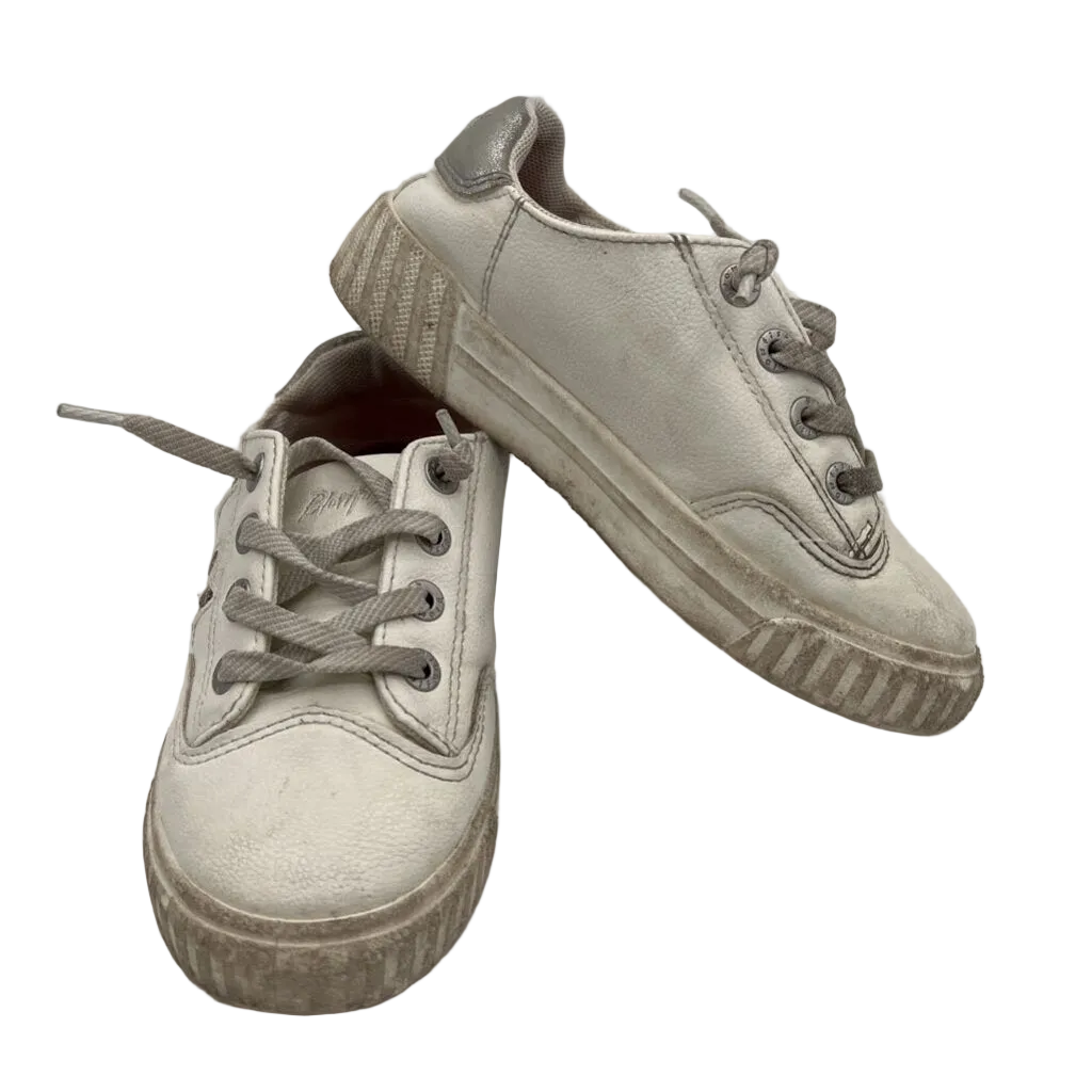 Lace Up Sneakers/Stars