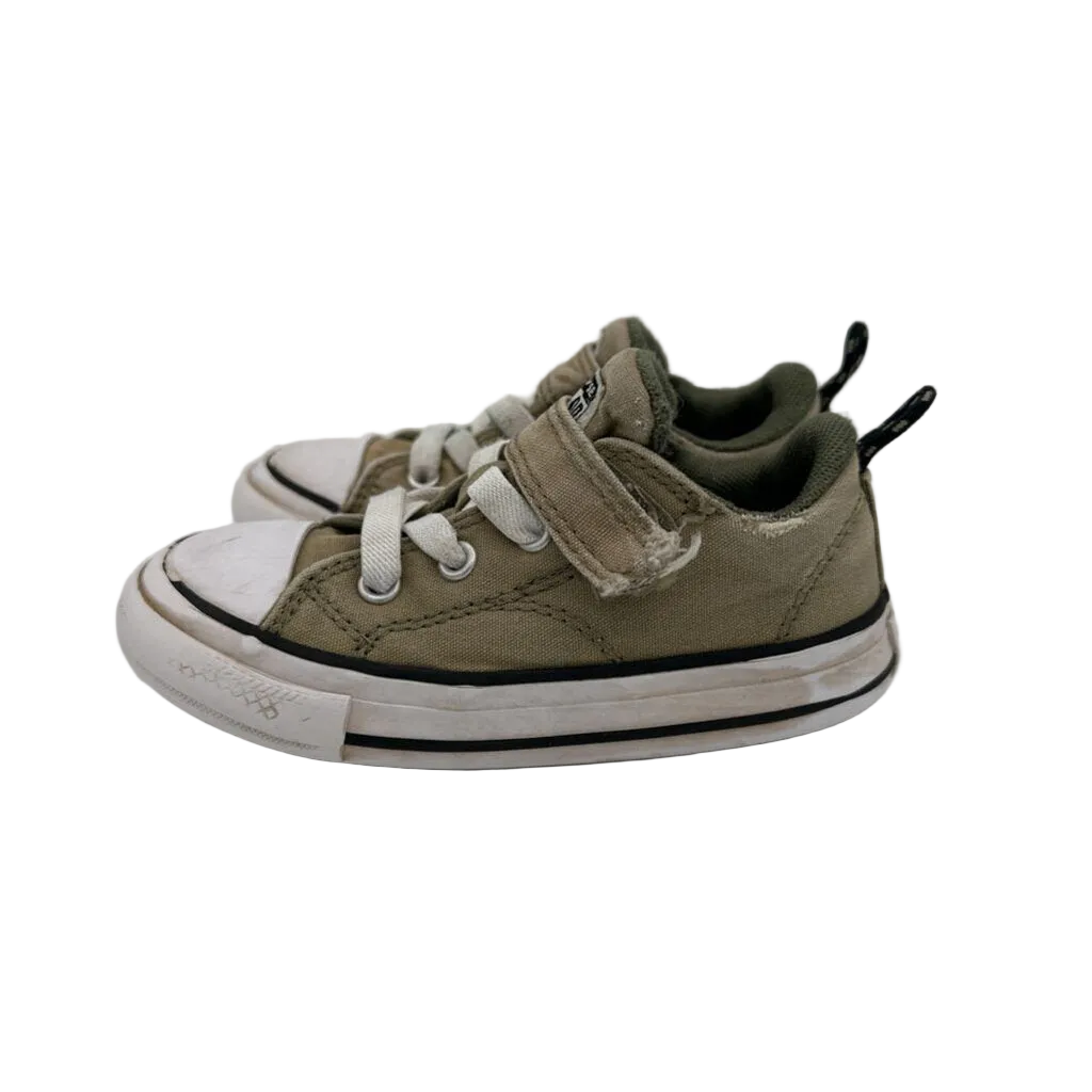 Sneakers / Velcro Clasp
