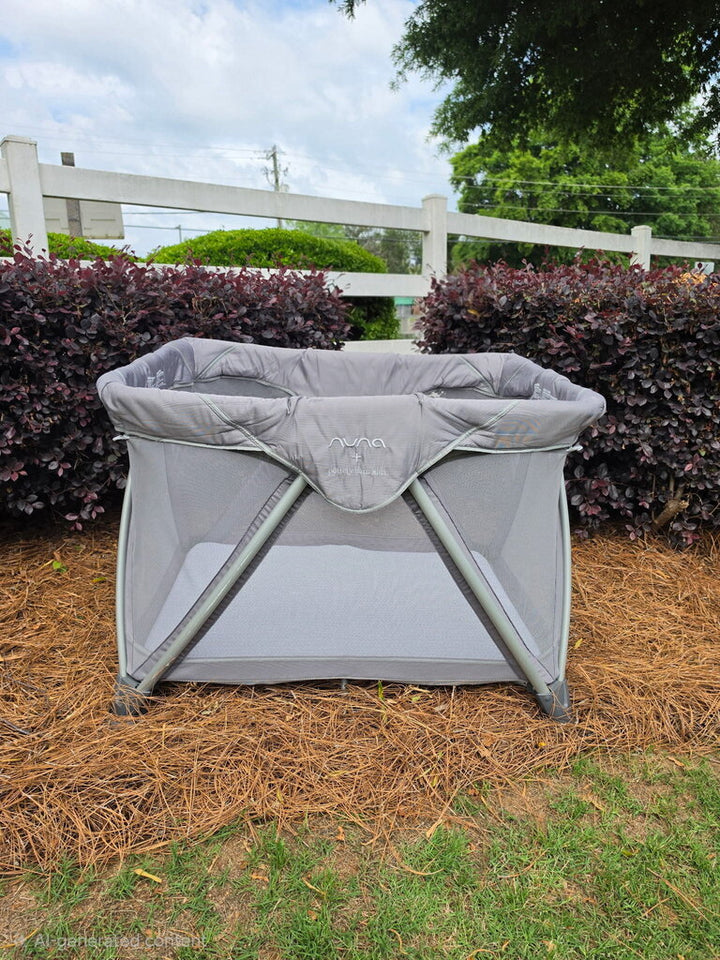 Air Travel Crib w/Travel Bag/Slight Wear