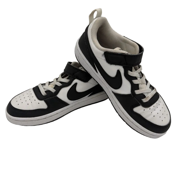 Sneakers / Black Swoosh